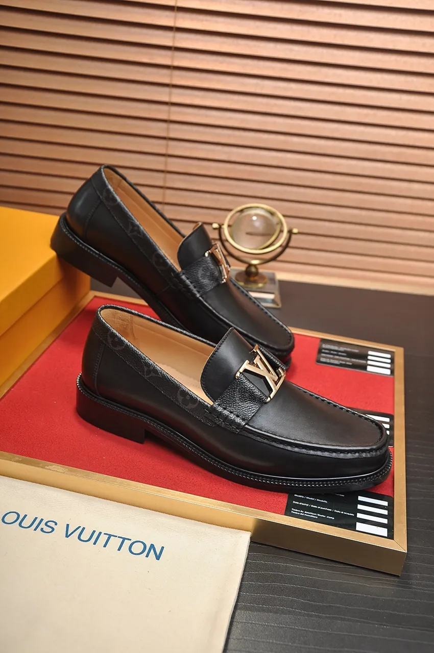 Men's men's shoes 💰560💶 [LV] (original single cowhide lining) 🍀LV's latest genuine leather business suit shoes are launched simultaneously on the official website. The first-layer cowhide imported from Italy is made of heavy gold, 💥1:1 rubber outsole from the official website. Versatile to wear, high-end without losing class, and the color combination is extraordinary. This four-season style is alluring when worn on your feet, showing off your big-name flair. Standard code 38-45 (45 customized)